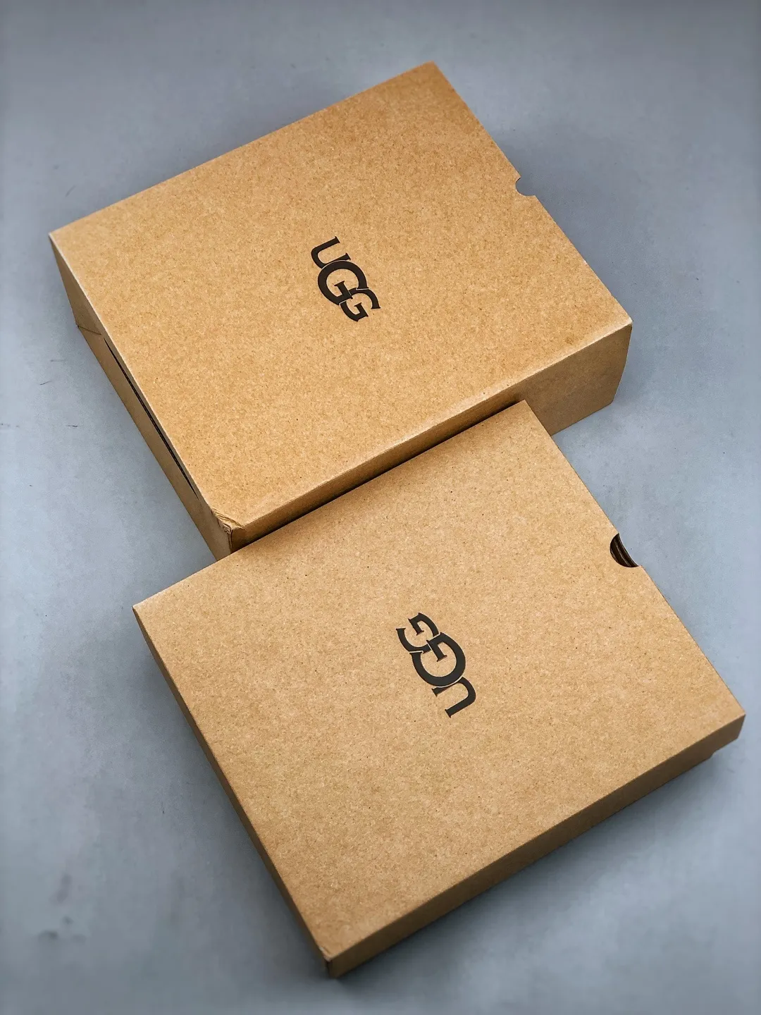 Local self-pickup 💰700 supports store placement. The top version on the market. 25 new models. UGG Esme 6cm taller. Split cow leather. Fashionable and comfortable. Ankle-length snow boots. Produced by a major foreign trade factory in Guangzhou. From toe to insole, genuine sheep fur. Independent outer box packaging. Chip. Waterproof process. Different from any version on the market. Independently developed original outsole and cashmere insole to keep you warm in winter and suitable for home use. In recent years, uug has launched a style series that is partially geared towards the preferences of young consumers and has also moved to the forefront of fashion trends. Shoe body material Water-repellent coated suede upper 17 mm UGGPURE™ implanted wool insole Lightweight non-slip and comfortable rubber outsole With brand LOGO trademark Comes with a full set of packaging Size: 35-40